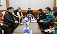 최상목 대통령 권한대행 부총리 겸 기획재정부 장관이 12월 30일 오후 전남 무안공항에서 제주항공 여객기 사고 희생자 대표들과 면담을 하고 있다.