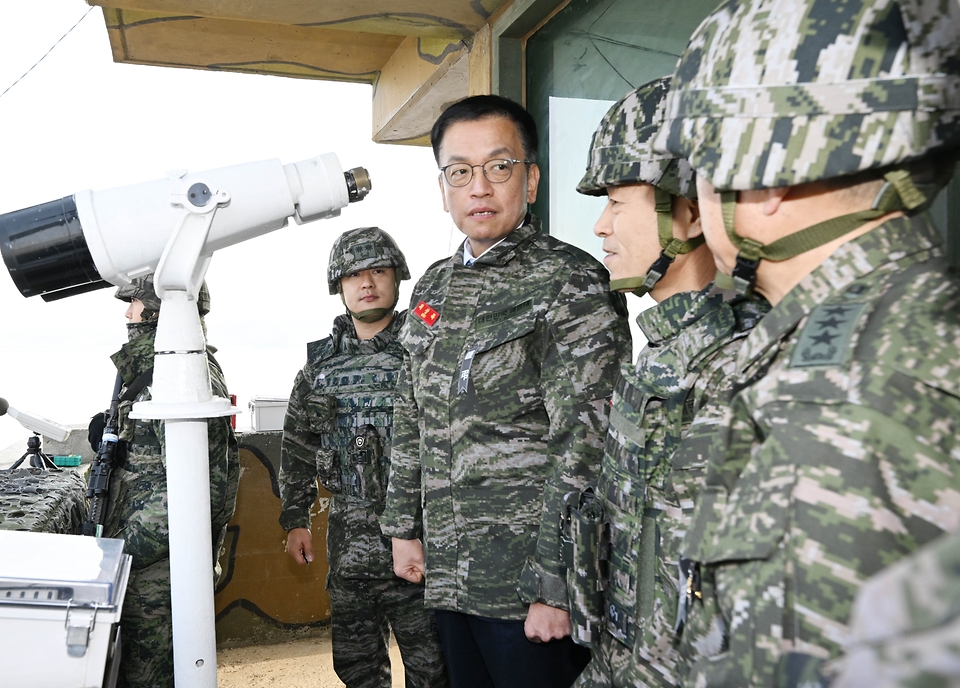 최상목 대통령 권한대행 부총리 겸 기획재정부 장관이 2025년 1월 1일 서부 최전방 전선인 해병대 2사단 ‘돌곶이초소’를 방문, 경계 작전 설명을 듣고 장병들을 격려하고 있다.
