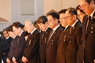 최상목 대통령 권한대행 부총리 겸 기획재정부 장관이 2025년 1월 2일 서울 종로구 정부서울청사에서 열린 ‘2025년 정부시무식’에 참석, 참석자들과 순국선열과 호국영령, 제주항공 참사 희생자에 대한 묵념을 하고 있다.