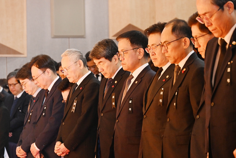 최상목 대통령 권한대행 부총리 겸 기획재정부 장관이 2025년 1월 2일 서울 종로구 정부서울청사에서 열린 ‘2025년 정부시무식’에 참석, 참석자들과 순국선열과 호국영령, 제주항공 참사 희생자에 대한 묵념을 하고 있다.