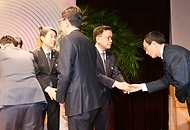 최상목 대통령 권한대행 부총리 겸 기획재정부 장관이 2025년 1월 2일 서울 종로구 정부서울청사에서 열린 ‘2025년 정부시무식’에 참석, 참석자들과 신년인사교환을 하고 있다.