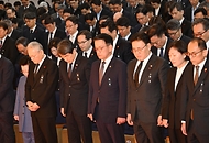 최상목 대통령 권한대행 부총리 겸 기획재정부 장관이 2025년 1월 2일 서울 종로구 정부서울청사에서 열린 ‘2025년 정부시무식’에 참석, 참석자들과 순국선열과 호국영령, 제주항공 참사 희생자에 대한 묵념을 하고 있다.