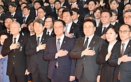 최상목 대통령 권한대행 부총리 겸 기획재정부 장관이 2025년 1월 2일 서울 종로구 정부서울청사에서 열린 ‘2025년 정부시무식’에 참석, 참석자들과 국민의례를 하고 있다.
