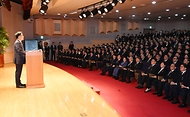 최상목 대통령 권한대행 부총리 겸 기획재정부 장관이 2025년 1월 2일 서울 종로구 정부서울청사에서 열린 ‘2025년 정부시무식’에 참석, 신년인사말을 하고 있다.