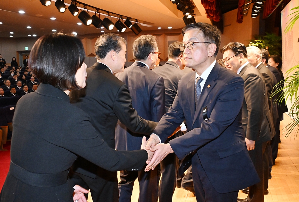 최상목 대통령 권한대행 부총리 겸 기획재정부 장관이 2025년 1월 2일 서울 종로구 정부서울청사에서 열린 ‘2025년 정부시무식’에 참석, 참석자들과 신년인사교환을 하고 있다.
