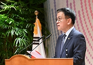 최상목 대통령 권한대행 부총리 겸 기획재정부 장관이 2025년 1월 2일 서울 종로구 정부서울청사에서 열린 ‘2025년 정부시무식’에 참석, 신년인사말을 하고 있다.