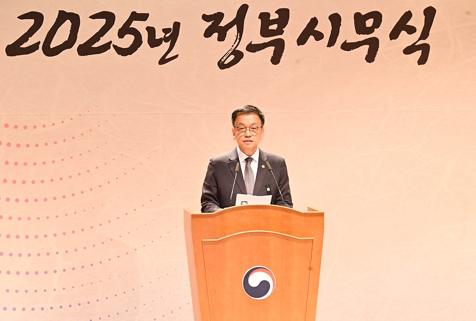 최상목 대통령 권한대행 부총리 겸 기획재정부 장관이 2025년 1월 2일 서울 종로구 정부서울청사에서 열린 ‘2025년 정부시무식’에 참석, 신년인사말을 하고 있다.