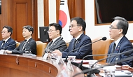 최상목 대통령 권한대행 부총리 겸 기획재정부 장관이 2025년 1월 2일 서울 종로구 정부서울청사에서 열린 ‘경제관계장관회의’를 주재, 모두발언을 하고 있다.
