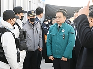 최상목 대통령 권한대행 부총리 겸 기획재정부 장관이 1월 2일 오후 전남 무안공항 사고 현장을 방문해 현장 근무자의 노고에 감사와 격려를 표하고 있다.
