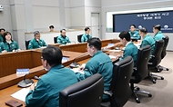 최상목 대통령 권한대행 부총리 겸 기획재정부 장관이 2025년 1월 2일 서울 종로구 정부서울청사에서 열린 ‘제주항공 여객기 사고 제7차 중앙안전재난대책본부 회의’를 주재, 모두발언을 하고 있다.