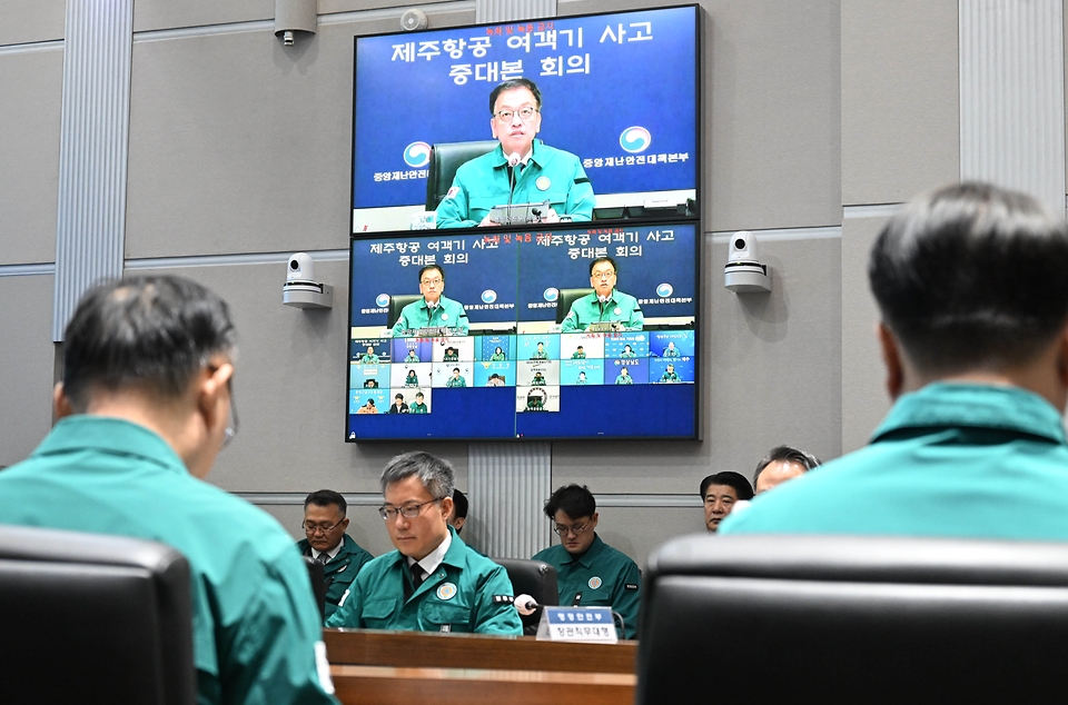 최상목 대통령 권한대행 부총리 겸 기획재정부 장관이 2025년 1월 2일 서울 종로구 정부서울청사에서 열린 ‘제주항공 여객기 사고 제7차 중앙안전재난대책본부 회의’를 주재, 모두발언을 하고 있다.