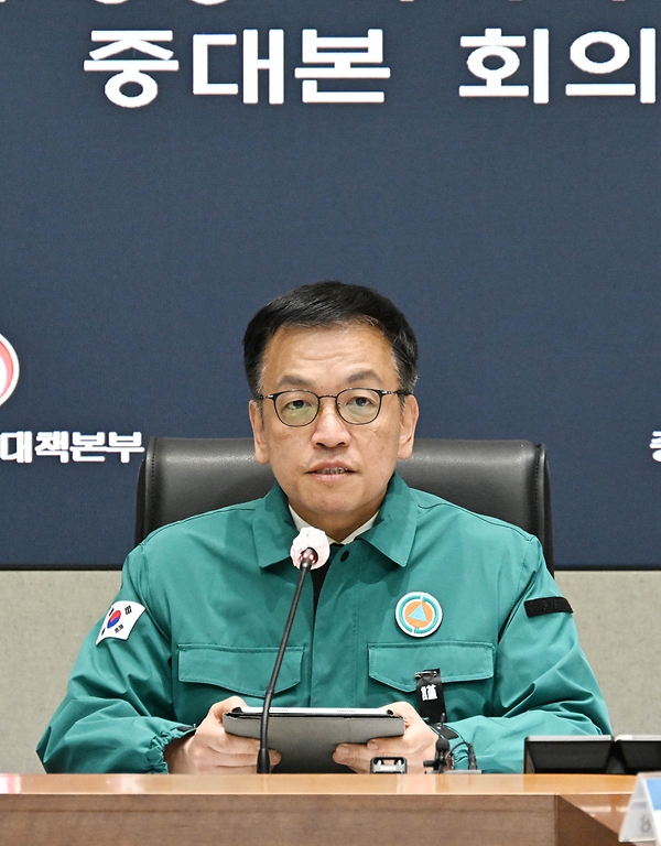최상목 대통령 권한대행 부총리 겸 기획재정부 장관이 1월 3일 서울 종로구 정부서울청사에서 열린 ‘제주항공 여객기 사고 제8차 중앙안전재난대책본부 회의’를 주재, 모두발언을 하고 있다.