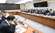 최상목 대통령 권한대행 부총리 겸 기획재정부 장관이 1월 20일 오후 세종특별자치시 정부세종청사 중앙동에서 열린 '민생정책 신속집행 점검회의'를 주재, 모두발언을 하고 있다.