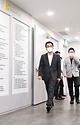 최상목 대통령 권한대행 부총리 겸 기획재정부 장관이 1월 24일 오전 설 연휴 비상진료체계를 점검하고자 서울 성북구 성북우리아이들병원 발열클리닉을 방문, 시설 순회를 하며 의료진의 설명을 듣고 있다.