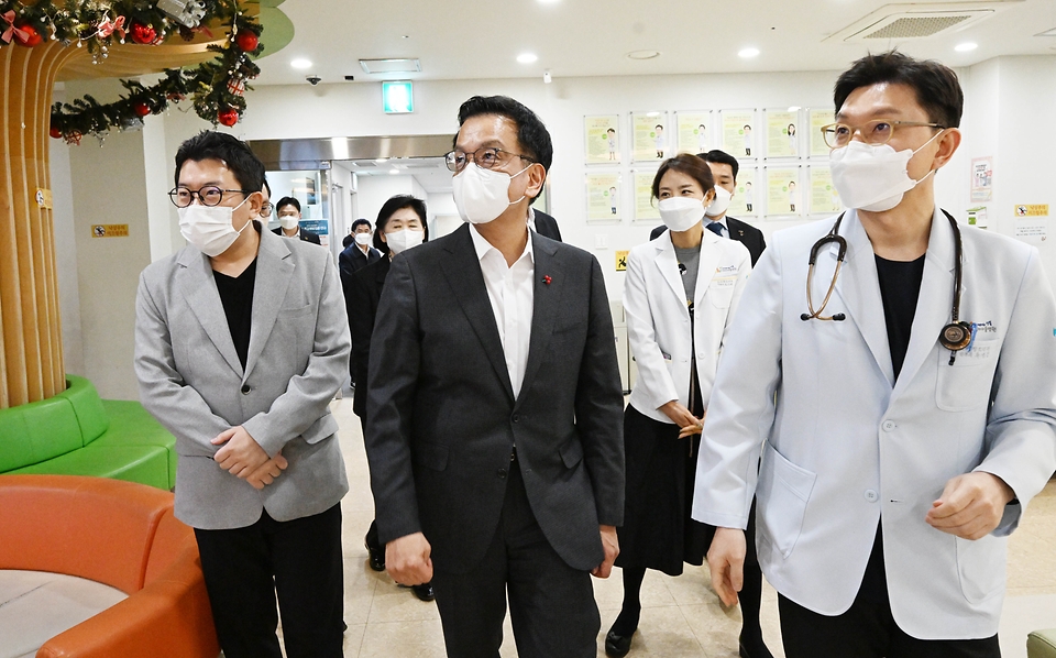 최상목 대통령 권한대행 부총리 겸 기획재정부 장관이 1월 24일 오전 설 연휴 비상진료체계를 점검하고자 서울 성북구 성북우리아이들병원 발열클리닉을 방문, 시설 순회를 하며 의료진의 설명을 듣고 있다.
