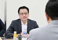 최상목 대통령 권한대행 부총리 겸 기획재정부 장관이 1월 24일 오전 설 연휴 비상진료체계를 점검하고자 서울 성북구 성북우리아이들병원 발열클리닉을 방문, 간담회에서 인사말과 함께 발열클리닉 현황을 청취하고 있다.
