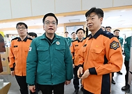 최상목 대통령 권한대행 부총리 겸 기획재정부 장관이 1월 27일 설 연휴 안전분야-종합방재대책 현장점검차 서울 중구 서울시 종합방재센터를 방문, 종합상황실 등 사무실을 순시하며 근무자들을 격려하고 있다.