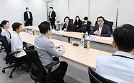 최상목 대통령 권한대행 부총리 겸 기획재정부 장관이 1월 24일 오전 설 연휴 비상진료체계를 점검하고자 서울 성북구 성북우리아이들병원 발열클리닉을 방문, 간담회에서 인사말과 함께 발열클리닉 현황을 청취하고 있다.
