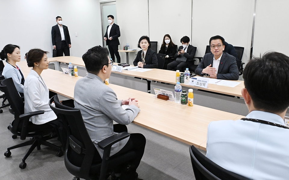 최상목 대통령 권한대행 부총리 겸 기획재정부 장관이 1월 24일 오전 설 연휴 비상진료체계를 점검하고자 서울 성북구 성북우리아이들병원 발열클리닉을 방문, 간담회에서 인사말과 함께 발열클리닉 현황을 청취하고 있다.