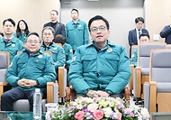 최상목 대통령 권한대행 부총리 겸 기획재정부 장관이 1월 27일 설 연휴 안전분야-교통상황 현장점검차 성남시 분당구 한국도로공사 교통센터를 방문, 교통대책을 점검하고 현황을 청취하고 있다.