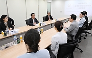 최상목 대통령 권한대행 부총리 겸 기획재정부 장관이 1월 24일 오전 설 연휴 비상진료체계를 점검하고자 서울 성북구 성북우리아이들병원 발열클리닉을 방문, 간담회에서 인사말과 함께 발열클리닉 현황을 청취하고 있다.