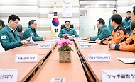 최상목 대통령 권한대행 부총리 겸 기획재정부 장관이 1월 27일 설 연휴 안전분야-종합방재대책 현장점검차 서울 중구 서울시 종합방재센터를 방문, 화재예방 및 응급환자 이송대책을 점검하고 현황을 청취하고 있다.