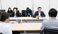 최상목 대통령 권한대행 부총리 겸 기획재정부 장관이 1월 24일 오전 설 연휴 비상진료체계를 점검하고자 서울 성북구 성북우리아이들병원 발열클리닉을 방문, 간담회에서 인사말과 함께 발열클리닉 현황을 청취하고 있다.