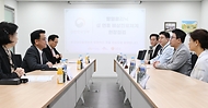 최상목 대통령 권한대행 부총리 겸 기획재정부 장관이 1월 24일 오전 설 연휴 비상진료체계를 점검하고자 서울 성북구 성북우리아이들병원 발열클리닉을 방문, 간담회에서 인사말과 함께 발열클리닉 현황을 청취하고 있다.