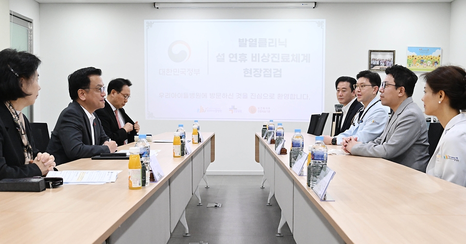 최상목 대통령 권한대행 부총리 겸 기획재정부 장관이 1월 24일 오전 설 연휴 비상진료체계를 점검하고자 서울 성북구 성북우리아이들병원 발열클리닉을 방문, 간담회에서 인사말과 함께 발열클리닉 현황을 청취하고 있다.