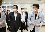 최상목 대통령 권한대행 부총리 겸 기획재정부 장관이 1월 24일 오전 설 연휴 비상진료체계를 점검하고자 서울 성북구 성북우리아이들병원 발열클리닉을 방문, 시설 순회를 하며 의료진의 설명을 듣고 있다.