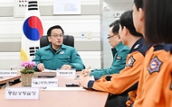 최상목 대통령 권한대행 부총리 겸 기획재정부 장관이 1월 27일 설 연휴 안전분야-종합방재대책 현장점검차 서울 중구 서울시 종합방재센터를 방문, 화재예방 및 응급환자 이송대책을 점검하고 현황을 청취하고 있다.
