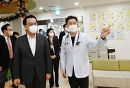최상목 대통령 권한대행 부총리 겸 기획재정부 장관이 1월 24일 오전 설 연휴 비상진료체계를 점검하고자 서울 성북구 성북우리아이들병원 발열클리닉을 방문, 시설 순회를 하며 의료진의 설명을 듣고 있다.