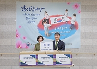 강정애 국가보훈부 장관이 14일 오후 대전시 유성구 대전보훈요양원에 방문하여 2025년 새해를 맞아 고령 국가유공자의 건강상태를 살피고 입소 어르신들을  위문후 정인채 보훈요양원장에게 위문품을 전달하고 있다.