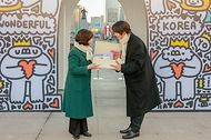 강정애 국가보훈부 장관이 17일 오후 서울시 중구 광화문광장에서 열린 광복80주년 계기 광복80장터에 참석하여 장관님 명의 기증품을 전달하고 있다.