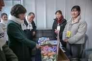 강정애 국가보훈부 장관이 17일 오후 서울시 중구 광화문광장에서 열린 광복80주년 계기 광복80장터에 참석하여 부스를 순회하며 국민봉사단을 격려하고 있다.