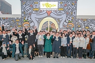 강정애 국가보훈부 장관이 17일 오후 서울시 중구 광화문광장에서 열린 광복80주년 계기 광복80장터에 참석하여 개막 점등식 후 기념촬영을 하고 있다.