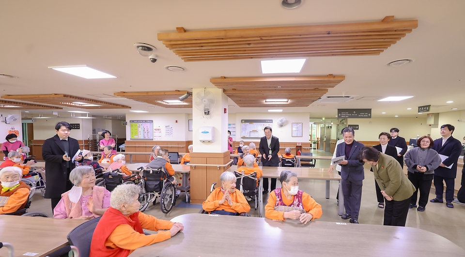 강정애 국가보훈부 장관이 14일 오후 대전시 유성구 대전보훈요양원에 방문하여 2025년 새해를 맞아 고령 국가유공자의 건강상태를 살피고 입소 어르신들을 격려하고 있다.