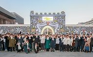 강정애 국가보훈부 장관이 17일 오후 서울시 중구 광화문광장에서 열린 광복80주년 계기 광복80장터에 참석하여 개막 점등식 후 기념촬영을 하고 있다.