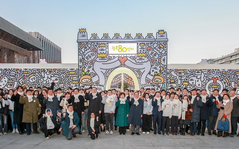 강정애 국가보훈부 장관이 17일 오후 서울시 중구 광화문광장에서 열린 광복80주년 계기 광복80장터에 참석하여 개막 점등식 후 기념촬영을 하고 있다.