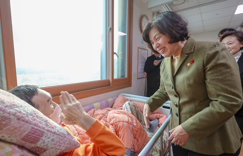 강정애 국가보훈부 장관이 14일 오후 대전시 유성구 대전보훈요양원에 방문하여 2025년 새해를 맞아 고령 국가유공자의 건강상태를 살피고 입소 어르신들을 격려하고 있다.