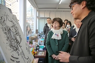 강정애 국가보훈부 장관이 17일 오후 서울시 중구 광화문광장에서 열린 광복80주년 계기 광복80장터에 참석하여 부스를 순회하며 국민봉사단을 격려하고 있다.