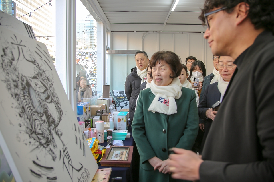강정애 국가보훈부 장관이 17일 오후 서울시 중구 광화문광장에서 열린 광복80주년 계기 광복80장터에 참석하여 부스를 순회하며 국민봉사단을 격려하고 있다.