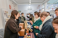 강정애 국가보훈부 장관이 17일 오후 서울시 중구 광화문광장에서 열린 광복80주년 계기 광복80장터에 참석하여 부스를 순회하며 국민봉사단을 격려하고 있다.