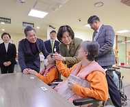 강정애 국가보훈부 장관이 14일 오후 대전시 유성구 대전보훈요양원에 방문하여 2025년 새해를 맞아 고령 국가유공자의 건강상태를 살피고 입소 어르신들을 격려하고 있다.