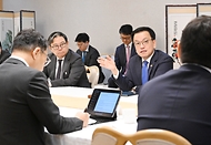 최상목 대통령 권한대행 부총리 겸 기재부 장관이 2월 13일 오전 서울 종로구 정부 서울 청사에서 열린 '주요 투자은행(IB) 간담회'를 주재하고 있다.