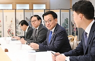 최상목 대통령 권한대행 부총리 겸 기재부 장관이 2월 13일 오전 서울 종로구 정부 서울 청사에서 열린 '주요 투자은행(IB) 간담회'를 주재하고 있다.