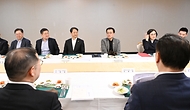 최상목 대통령 권한대행 부총리 겸 기획재정부 장관이 2월 16일 오후 서울 종로구 정부서울청사에서 관계부처 장·차관, 기업대표 등 22명이 참석한 가운데 열린 '민간 경제사절단 만찬간담회'에서 모두발언을 하고 있다.