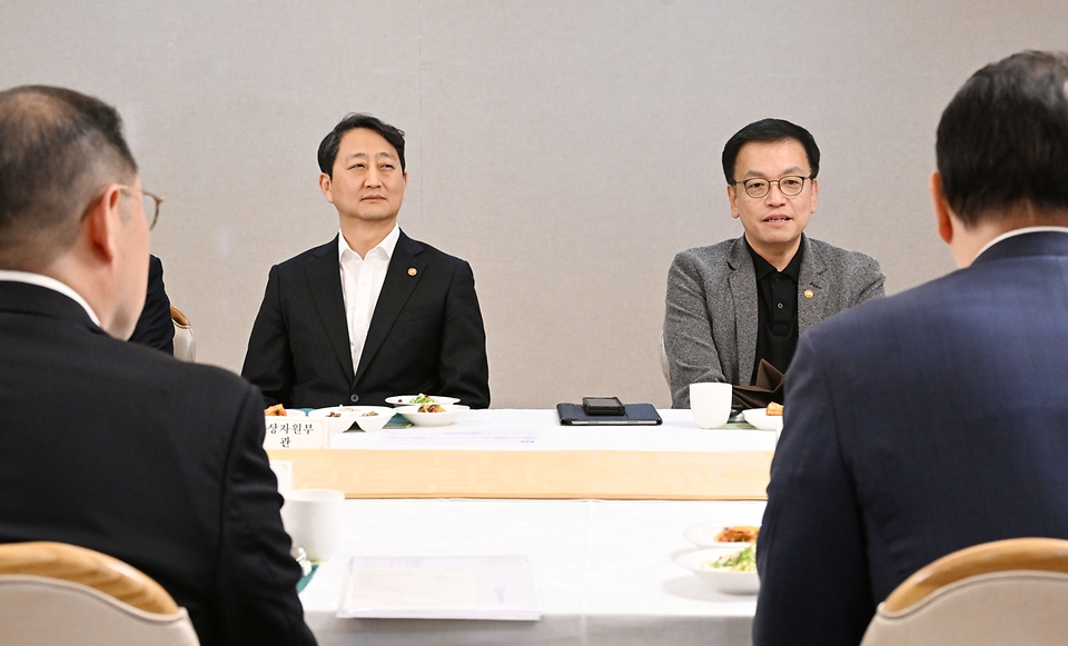 최상목 대통령 권한대행 부총리 겸 기획재정부 장관이 2월 16일 오후 서울 종로구 정부서울청사에서 관계부처 장·차관, 기업대표 등 22명이 참석한 가운데 열린 '민간 경제사절단 만찬간담회'에서 모두발언을 하고 있다.