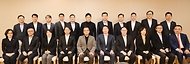 최상목 대통령 권한대행 부총리 겸 기획재정부 장관이 2월 16일 오후 서울 종로구 정부서울청사에서 관계부처 장·차관, 기업대표 등 22명이 참석한 가운데 열린 '민간 경제사절단 만찬간담회'에서 참석자들과 기념사진을 찍고 있다.