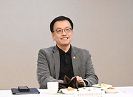 최상목 대통령 권한대행 부총리 겸 기획재정부 장관이 2월 16일 오후 서울 종로구 정부서울청사에서 관계부처 장·차관, 기업대표 등 22명이 참석한 가운데 열린 '민간 경제사절단 만찬간담회'에서 모두발언을 하고 있다.